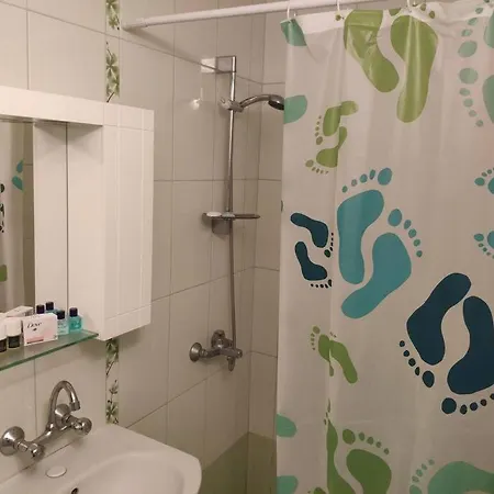Cosy 1 Bedroom Close To Shops And Center *